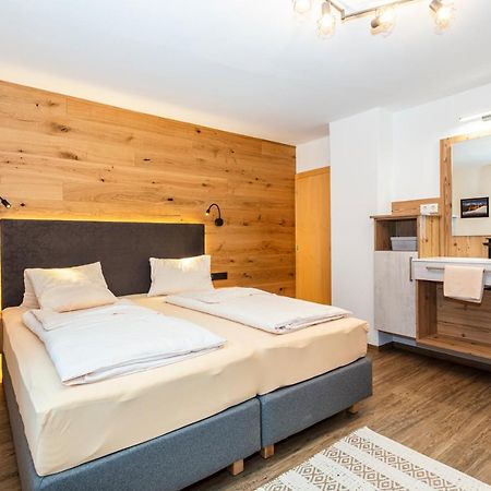 Hoelzl Bed & Breakfast Neukirchen am Großvenediger Екстериор снимка